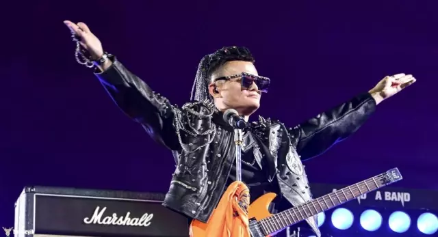 Emekli olan Alibaba kurucusu Jack Ma, şirketine rock konseri vererek veda etti Emekli olan Alibaba kurucusu Jack Ma, şirketine rock konseri vererek veda etti