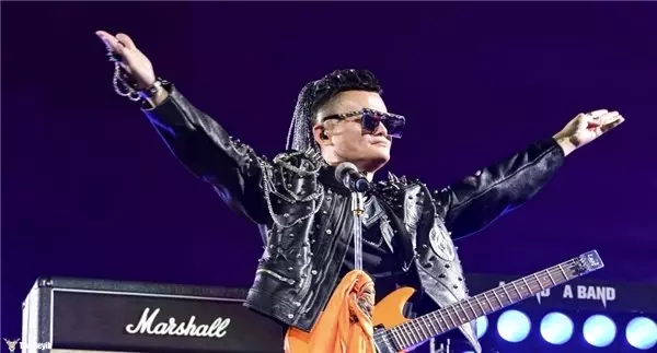Emekli olan Alibaba kurucusu Jack Ma, şirketine rock konseri vererek veda etti Emekli olan Alibaba kurucusu Jack Ma, şirketine rock konseri vererek veda etti