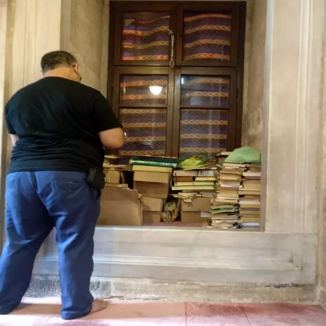 Eyüp Sultan Camisi'nde Kur'an-ı Kerim ve ilmihal kitaplarının yere bırakılmasına tepki