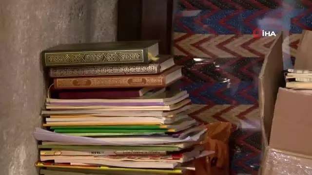 Eyüp Sultan Camisi'nde Kur'an-ı Kerim ve ilmihal kitaplarının yere bırakılmasına tepki Eyüp Sultan Camisi'nde Kur'an-ı Kerim ve ilmihal kitaplarının yere bırakılmasına tepki