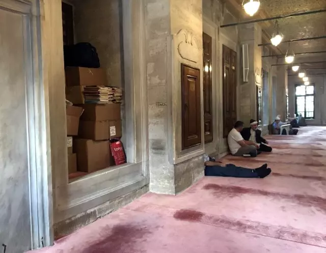 Eyüp Sultan Camisi'nde Kur'an-ı Kerim ve ilmihal kitaplarının yere bırakılmasına tepki Eyüp Sultan Camisi'nde Kur'an-ı Kerim ve ilmihal kitaplarının yere bırakılmasına tepki