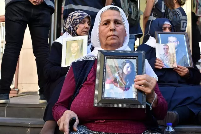 'Gözüm pencerede kulağım kapıda kızımı bekliyorum' 'Gözüm pencerede kulağım kapıda kızımı bekliyorum'