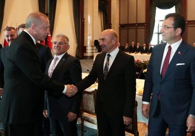 İmamoğlu ve Soyer'in, Erdoğan'la tokalaşmak için bekledikleri an buluşmaya damga vurdu