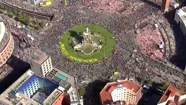 İspanya'da ayrılıkçı 12 Katalan siyasetçiyle ilgili son karar öncesi, dev bir gösteri düzenlendi