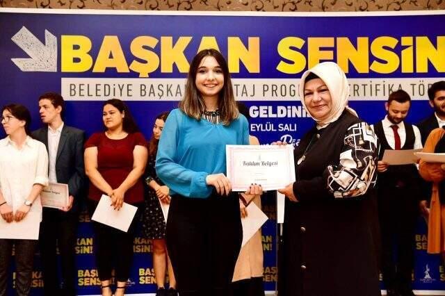 İstanbul'un ilk başörtülü belediye başkanı, bir ilki gerçekleştirdi