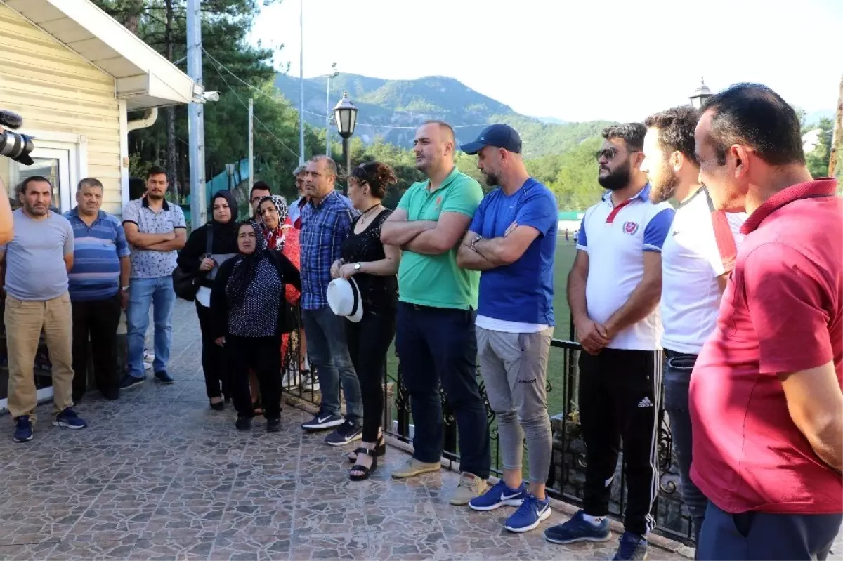 Karabükspor'dan maaşlarını alamayan eski çalışanlar eylem yaptı