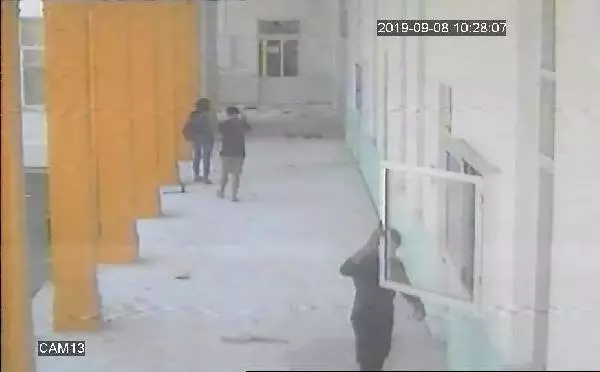 Kktc polisi, okuldaki türk bayrağını indiren rum'u arıyor