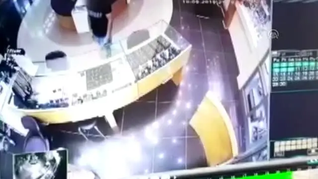 Kuyumcudan hırsızlık anı güvenlik kamerasında
