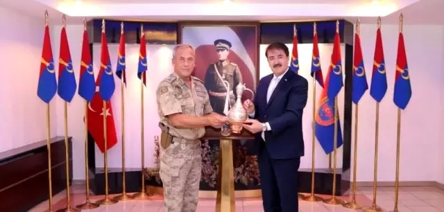 Milletvekili Aydemir: 'Diyarbakır'da ki ailelerle gurur duyuyoruz' Milletvekili Aydemir: 'Diyarbakır'da ki ailelerle gurur duyuyoruz'