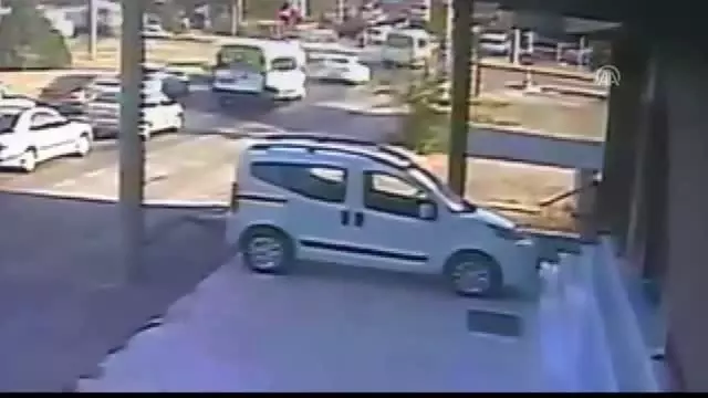 Muğla'da öğrenci servisi ile kamyon çarpıştı: 15 yaralı (2)