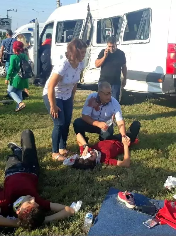 Öğrenci servisi ile kamyon çarpıştı: 22 yaralı (2)