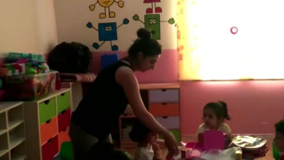 Okul müdürü çocuğa bakıyor, öğretmen de öğrencilere ders veriyor