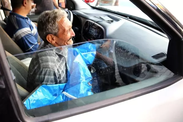 Ölen torununu kucağında götürdü Ölen torununu kucağında götürdü
