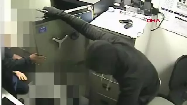 Önce çalışanları rehin aldı sonra kasayı boşalttı