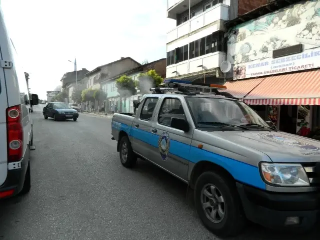 Pazaryeri'nde sokaklar haşerelere ve sineklere karşı ilaçlanıyor