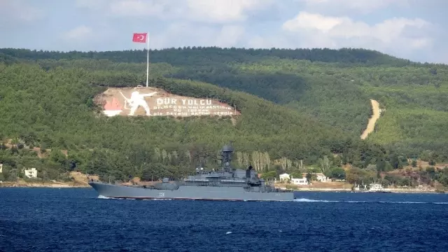 Rus savaş gemisi Çanakkale Boğazı'ndan geçti