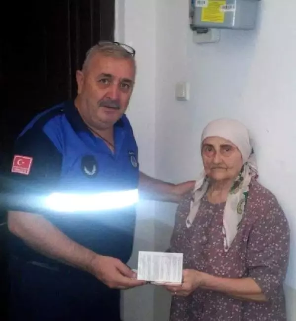 Sabahat ninenin düşürdüğü parayı kadınlar buldu, zabıta teslim etti