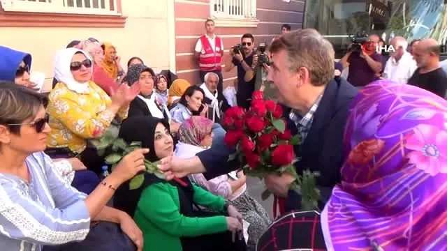 Sanatçılardan oturma eylemi yapan ailelere destek