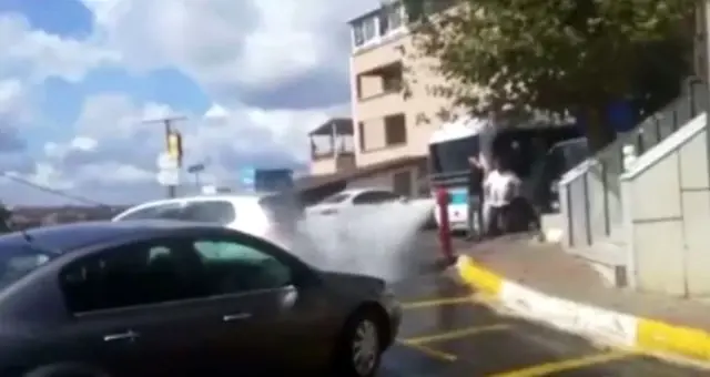 Sarıyer'de su borusu patladı, sürücüler krizi fırsata çevirdi