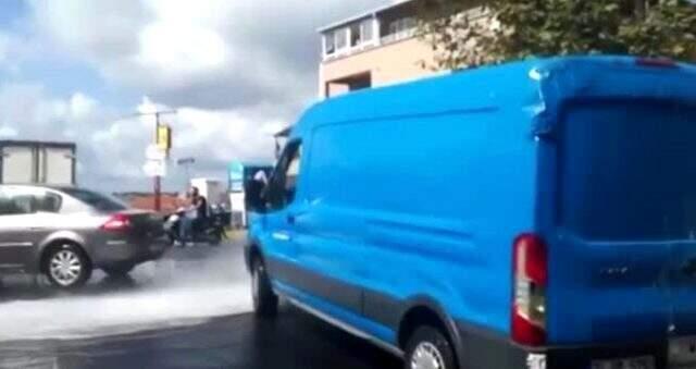 Sarıyer'de su borusu patladı, sürücüler krizi fırsata çevirdi