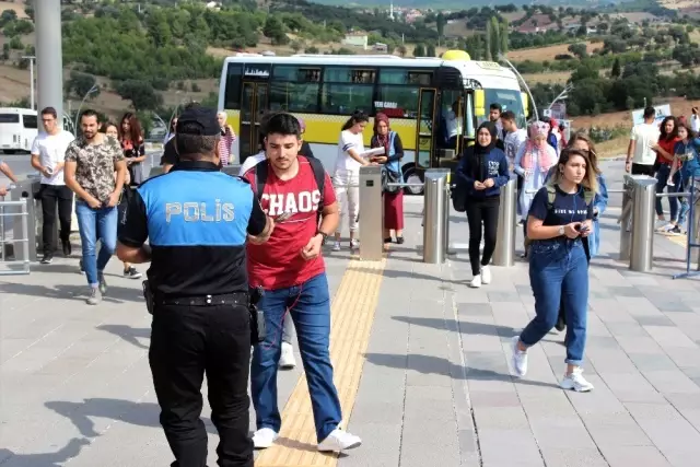 Üniversite öğrencilerini kapıda Uşak polisi karşıladı
