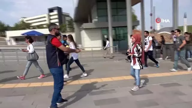 Üniversite öğrencilerini kapıda Uşak polisi karşıladı Üniversite öğrencilerini kapıda Uşak polisi karşıladı