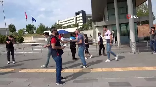Üniversite öğrencilerini kapıda Uşak polisi karşıladı Üniversite öğrencilerini kapıda Uşak polisi karşıladı