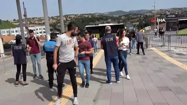 Üniversite öğrencilerini kapıda Uşak polisi karşıladı Üniversite öğrencilerini kapıda Uşak polisi karşıladı