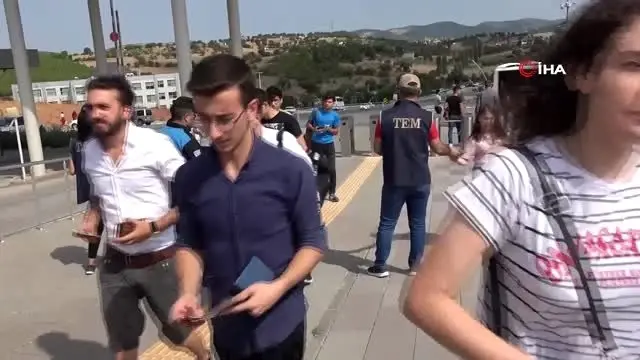 Üniversite öğrencilerini kapıda Uşak polisi karşıladı Üniversite öğrencilerini kapıda Uşak polisi karşıladı