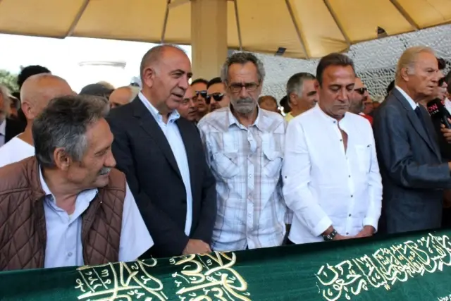 Usta oyuncu Süleyman Turan son yolculuğuna uğurlandı Usta oyuncu Süleyman Turan son yolculuğuna uğurlandı