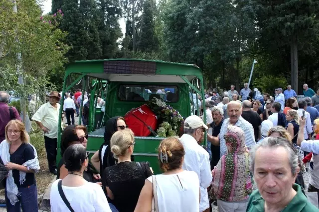 Usta oyuncu Süleyman Turan son yolculuğuna uğurlandı Usta oyuncu Süleyman Turan son yolculuğuna uğurlandı