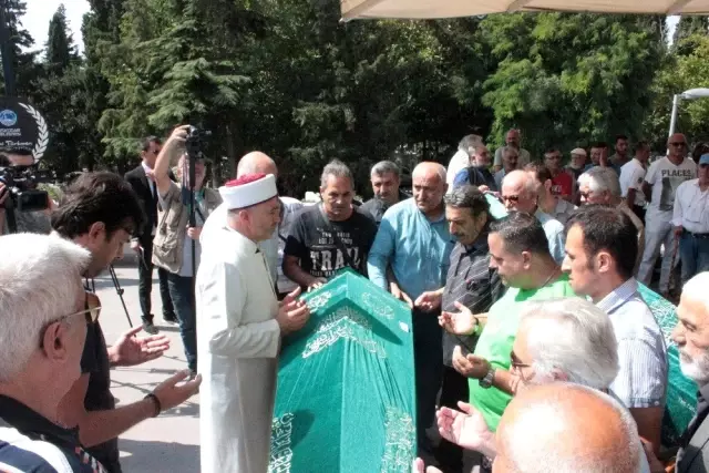 Usta oyuncu Süleyman Turan son yolculuğuna uğurlandı Usta oyuncu Süleyman Turan son yolculuğuna uğurlandı