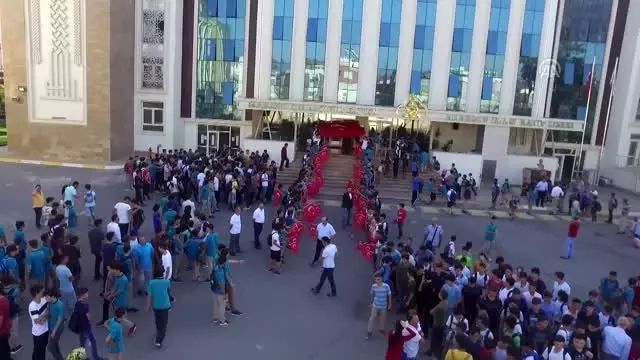 Yeni öğrencilere Türk bayraklı karşılama