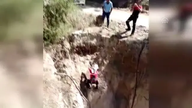 15 metrelik kuyuya düşen kediyi itfaiye kurtardı 15 metrelik kuyuya düşen kediyi itfaiye kurtardı