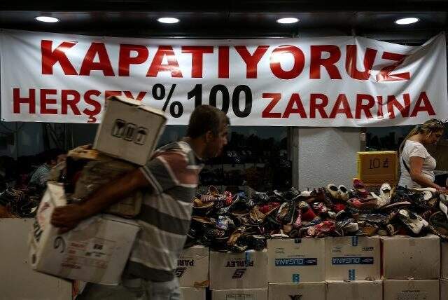 Eminönü alt geçidindeki su baskınında zarar gören ayakkabılar yarı fiyatına satışa çıktı