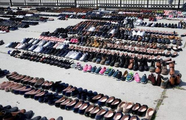 Eminönü alt geçidindeki su baskınında zarar gören ayakkabılar yarı fiyatına satışa çıktı