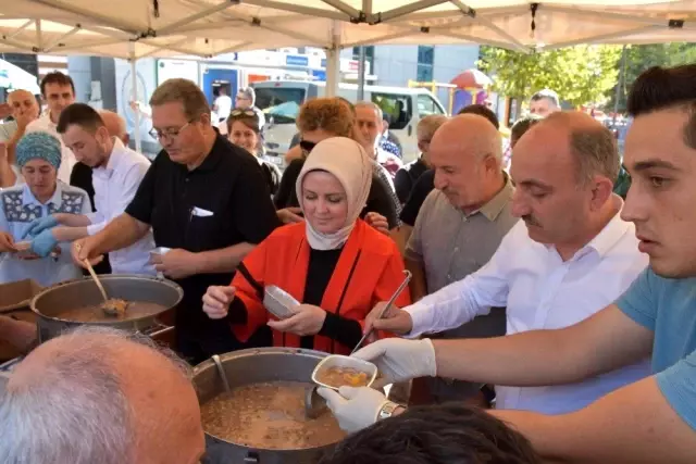 Erenler'de ağızlar aşure ile tatlandı Erenler'de ağızlar aşure ile tatlandı