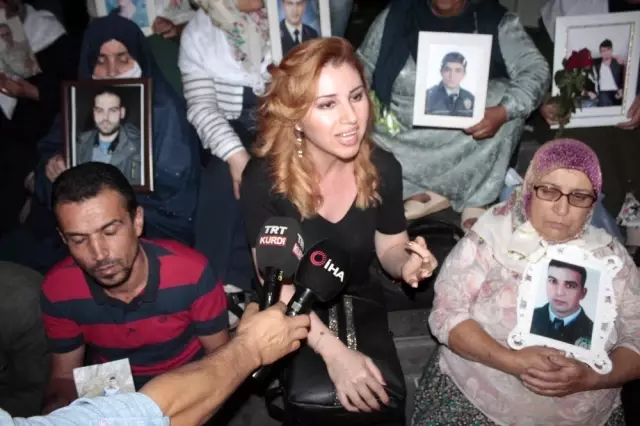 HDP il binası önünde eylem yapan annelere sanatçı Hülya Bozkaya'dan destek
