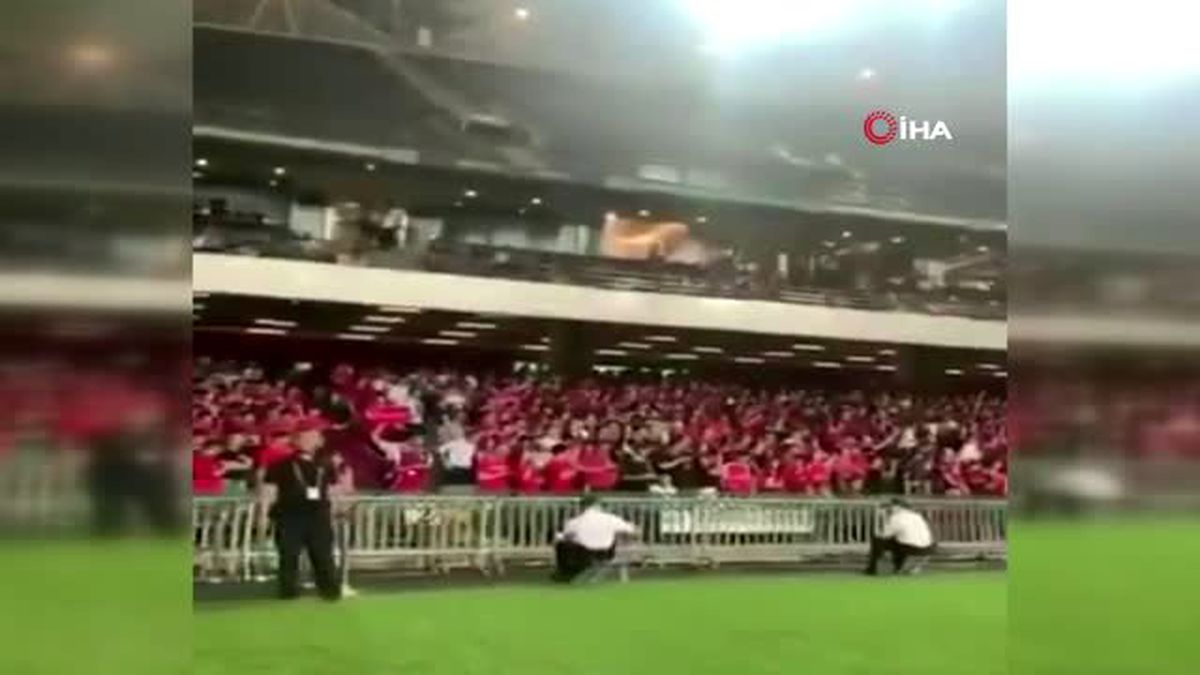 Hong Kong sokaklarındaki eylemler AVM ve stadyuma sıçradıProtestocular maçta Çin milli marşını...