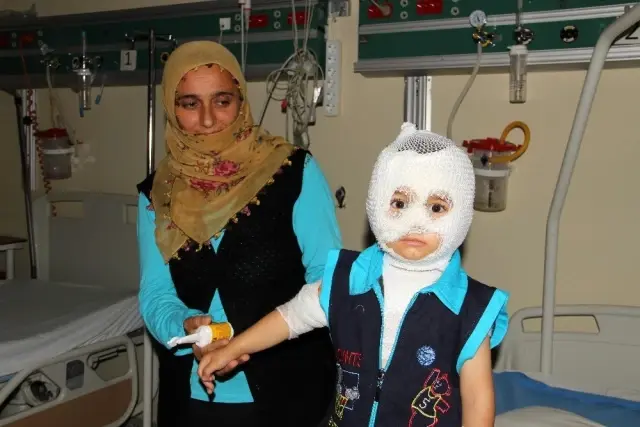 Isıtıcıdaki kaynar su üzerine dökülen çocuk ölümden döndü Isıtıcıdaki kaynar su üzerine dökülen çocuk ölümden döndü