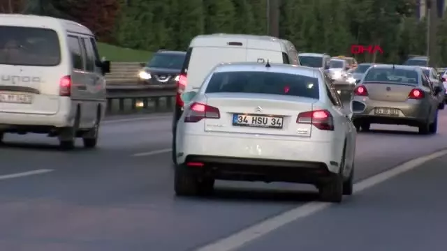 İstanbul'da trafik arttı; çakarlı araçların emniyet şeridi yolculuğu başladı 2 İstanbul'da trafik arttı; çakarlı araçların emniyet şeridi yolculuğu başladı 2