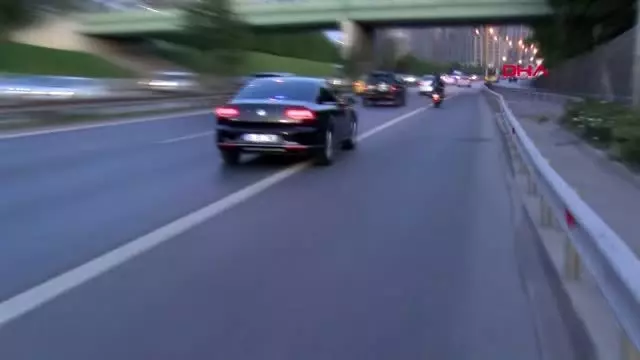 İstanbul'da trafik arttı; çakarlı araçların emniyet şeridi yolculuğu başladı 2 İstanbul'da trafik arttı; çakarlı araçların emniyet şeridi yolculuğu başladı 2