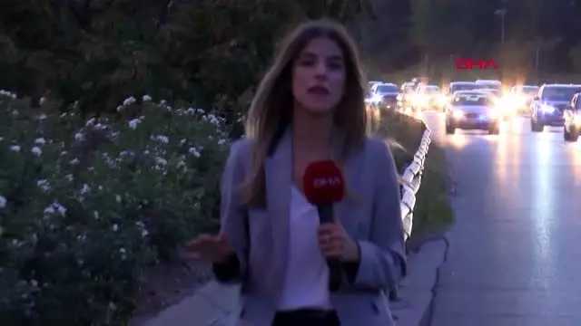 İstanbul'da trafik arttı; çakarlı araçların emniyet şeridi yolculuğu başladı 2 İstanbul'da trafik arttı; çakarlı araçların emniyet şeridi yolculuğu başladı 2