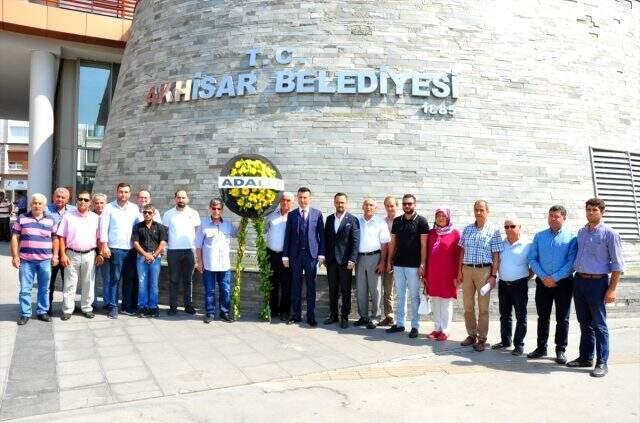 İYİ Parti, 'İttifak hukukuna uygun davranmadınız' deyip CHP'ye siyah çelenk bıraktı