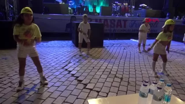İzmir kınık hasat festivali'nde mustafa ceceli rüzgarı İzmir kınık hasat festivali'nde mustafa ceceli rüzgarı