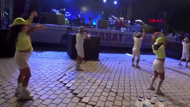 İzmir kınık hasat festivali'nde mustafa ceceli rüzgarı İzmir kınık hasat festivali'nde mustafa ceceli rüzgarı