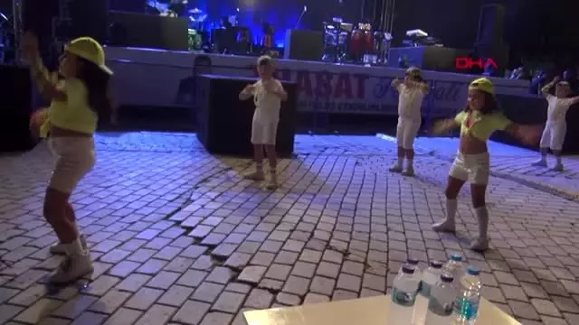 İzmir kınık hasat festivali'nde mustafa ceceli rüzgarı İzmir kınık hasat festivali'nde mustafa ceceli rüzgarı