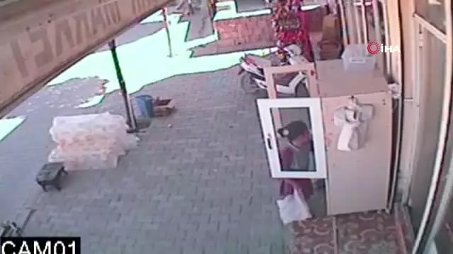Kadıköy Lisesi'ndeki olaydan sonra duygulandıran görüntü. Kadıköy Lisesi'ndeki olaydan sonra duygulandıran görüntü.