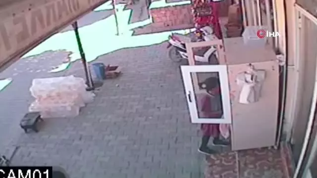 Kadıköy Lisesi'ndeki olaydan sonra duygulandıran görüntü. Kadıköy Lisesi'ndeki olaydan sonra duygulandıran görüntü.
