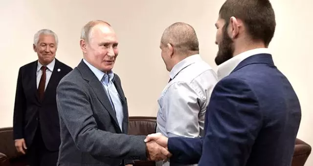 Putin, Müslüman dövüşçü Khabib ile bir araya geldi Putin, Müslüman dövüşçü Khabib ile bir araya geldi